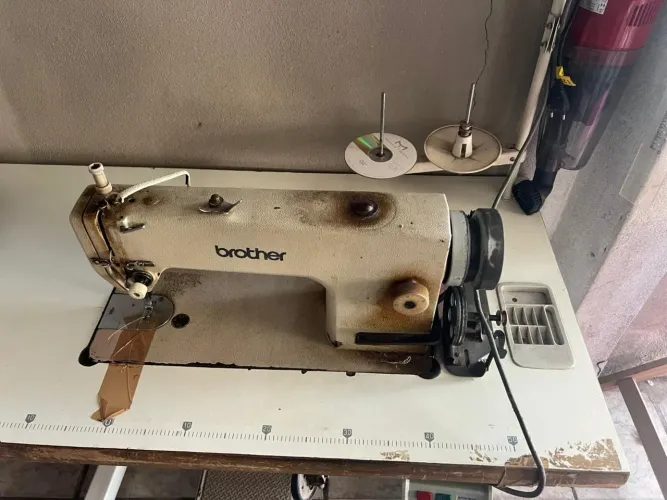 Máquina de costura Brother retra industrial<br>Motor novo,funcionando tudo muito bem