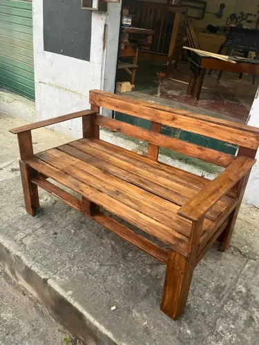 Banco de madeira envernizado
