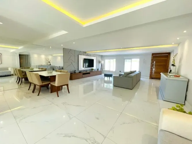 Casa para aluguel possui 400 metros quadrados com 5 quartos em Camboinhas - Niterói - RJ