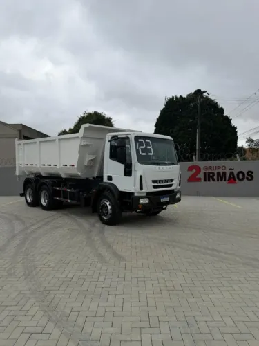 Caminhão basculante 6x4 Iveco