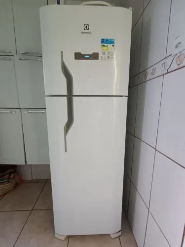Geladeira Electrolux DFN41 Frost Free Conservada