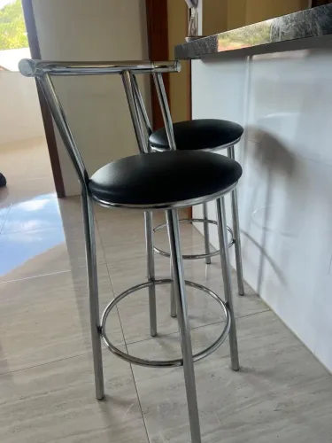 Vendo Banquetas de alumínio com estofado em courino preto