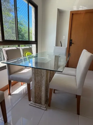 Mesa com tampo de vidro