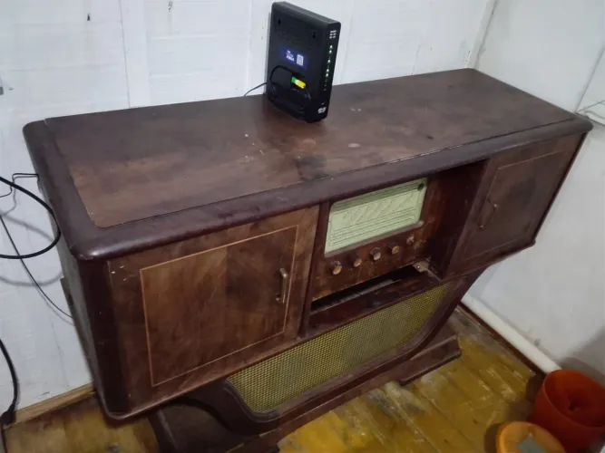 Vende-se radiola antiga
