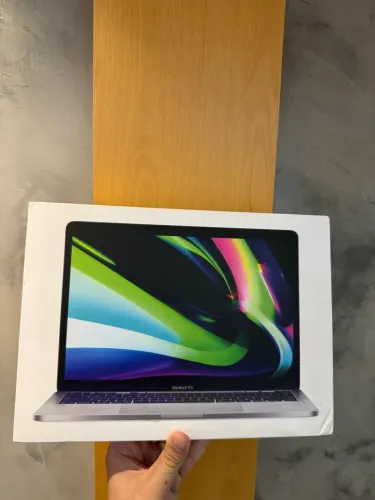Caixa de MacBook Pro 13? 256GB M2 8GB Cinza espacial