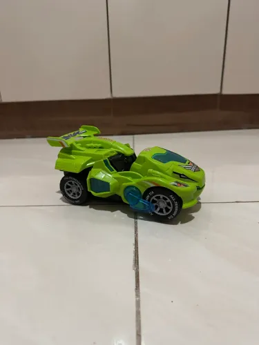 Carrinho transforma em dinossauro