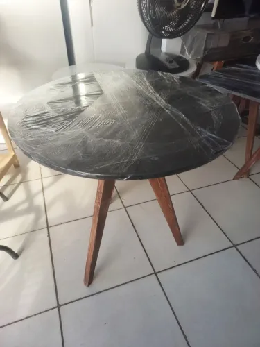 Mesa com tampo de mdf e pés de madeira nova