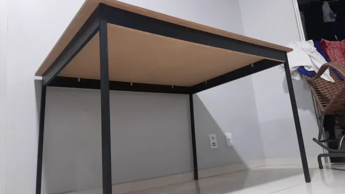 Cadeiras de escritório e mesa pra 4 pessoal grande.