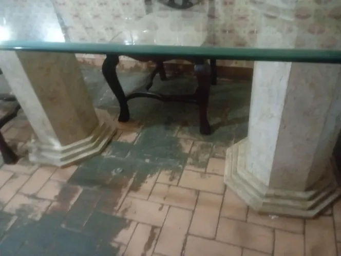 Mesa mármore e vidro 4 cadeiras de madeira