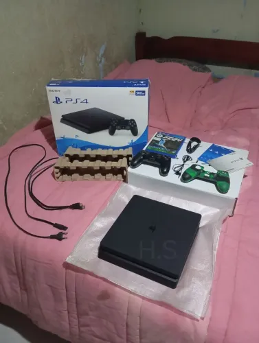 PlayStation 4 Slim 