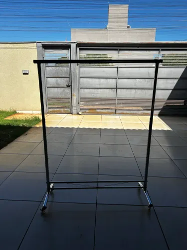 Arara cromada para roupas