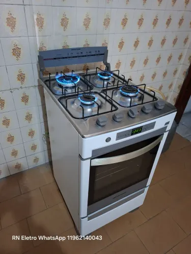 Fogão 4 bocas Brastemp com grill, timer, acendimento automático e luz de forno