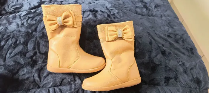 Bota infantil feminina usada 2 vezes semi novo.