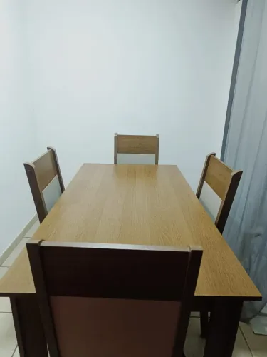 VENDO MESA 4 CADEIRAS ?