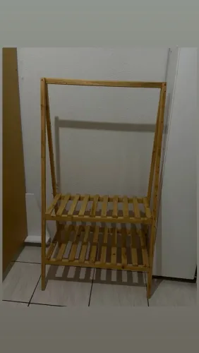Arara de Madeira com 2 Prateleiras