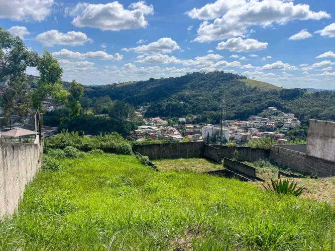 Terreno em declive e com vista no Bosque imperial para venda