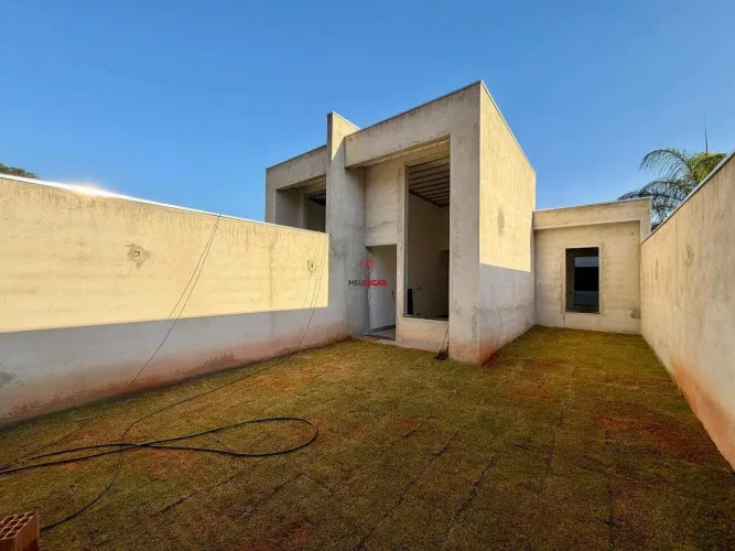 Casa geminada com 03 quartos, piscina, área gourmet no MasterVille, Sarzedo