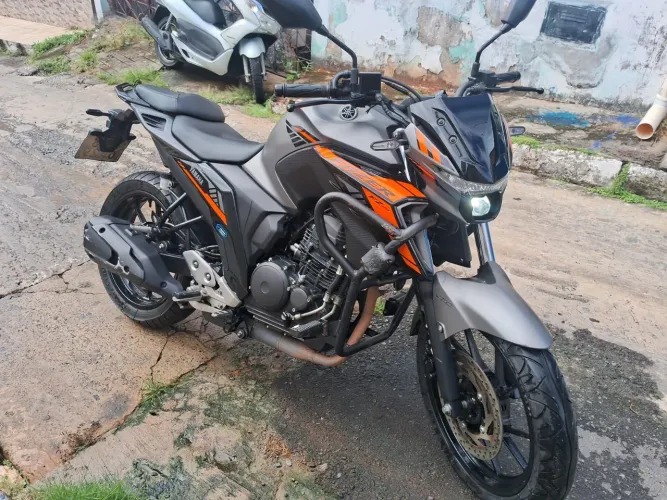 Vendo moto Fazer FZ 25.
