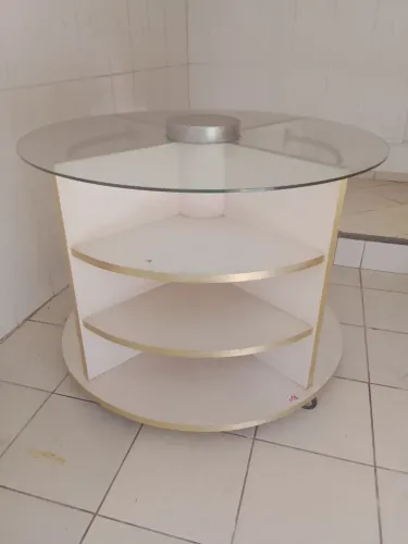 Explositou e ao mesmo tempo serve como balcão de rodinho com 2 lugares de cabeireiros