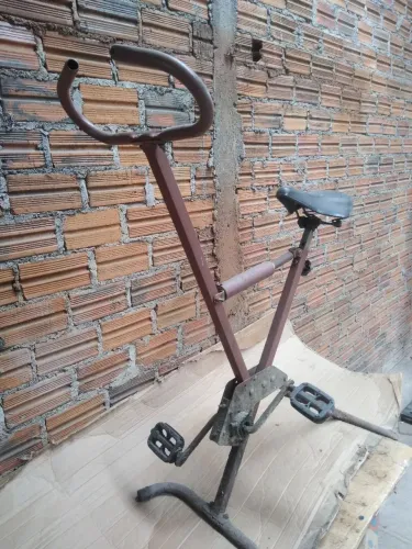 Bicicleta de ginástica antiga para decoração