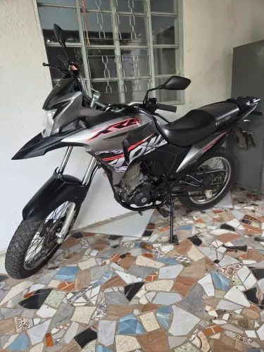 Vende-se XRE 190 Adv muito nova, nada pra fazer, só pegar e rodar,.