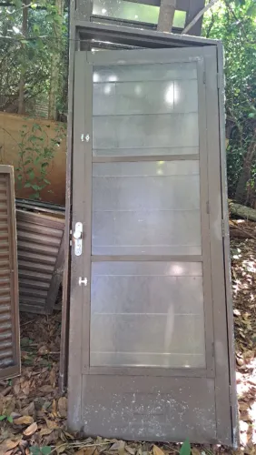 Porta de Ferro com porta de vidro na frente que abre