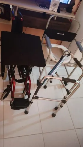 Vendo uma cadeira de rodas, uma cadeira de banho e um andador 