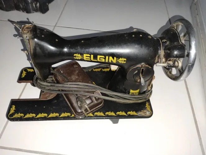 Máquina de costura Elgin 
