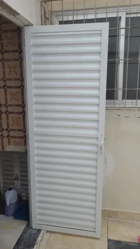 Porta de Alumínio Branca Veneziana 2,10 x 0,80m (apenas 5 meses de uso)