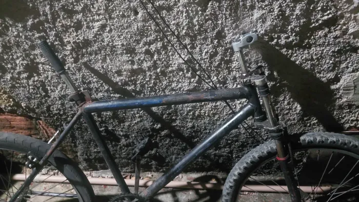 Bicicleta preta com suspensão ACEITO OFERTAS