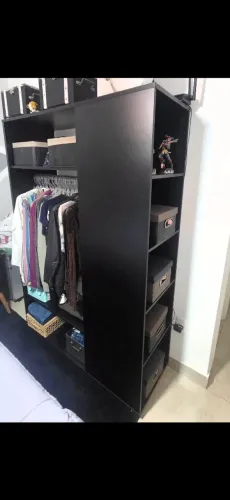 Guarda-roupa tok&stok aberto.