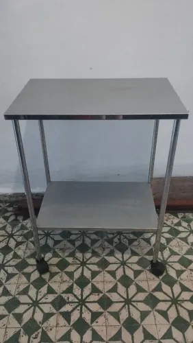 Mesa auxiliar de inox com rodinhas
