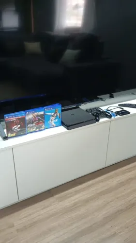 Ps4 slim 500 gb com 2 controles 3 jogos fisicos e hd externo de 500 gb.