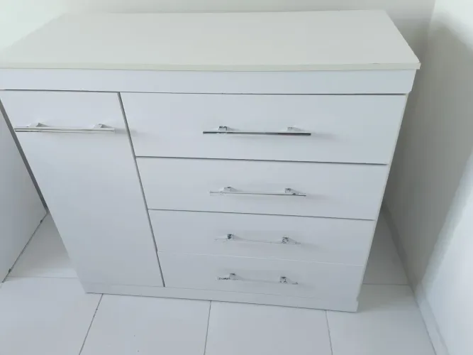 Cômoda com multiplas gaveta