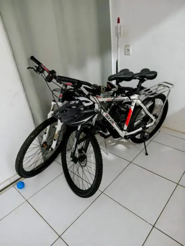 Bicicleta de trilha semi-nova 