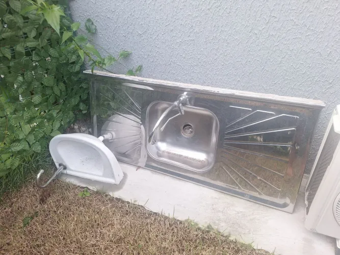 Pias banheiro e cozinha