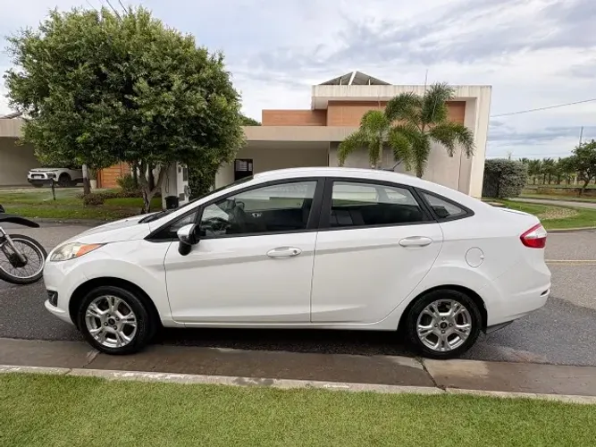 Ford Fiesta Sedan 1.6 16V Flex Aut. 2015