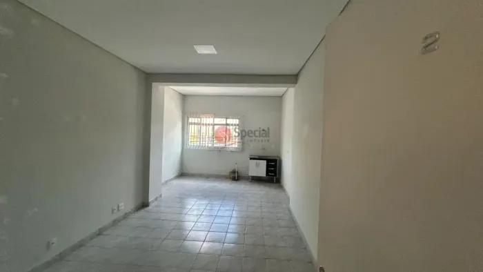Sala comercial na Vila Maria Baixa, com 1 banheiro, próximo da Igreja Candelária e Rua Ara