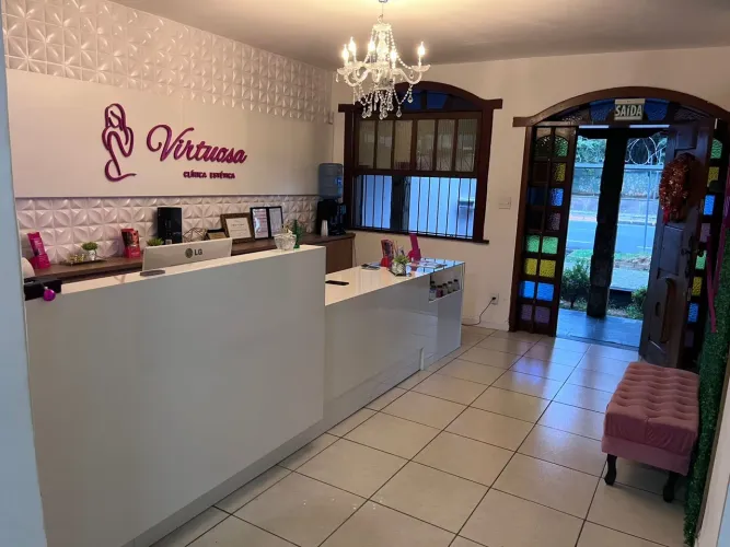 Balcão completo com painel para recepção.