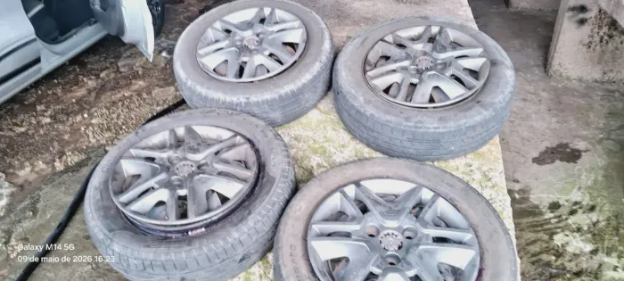 Rodado do Kwid de ferro em perfeito estado acompanha pneus meia vida com calotas preço bom
