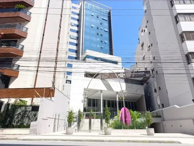 Sala Comercial com Terraço no Edifício Victor Konder: 66 m² e Área Externa no Centro.