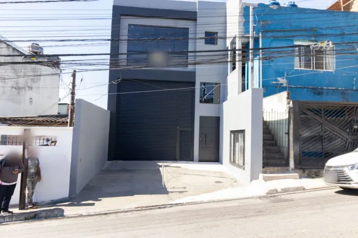 Prédio comercial na Rua Criúva, 869  240 m²