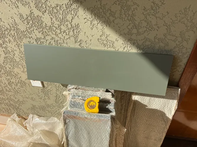 Vendo prateleiras em 100 por cento Mdf na cor verde .