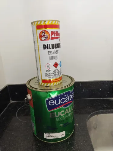 Vendo galão de tinta e solvente