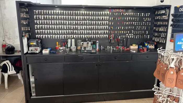Expositor com caixa e balcão com painel