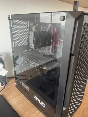 PC gamer com monitor e teclado