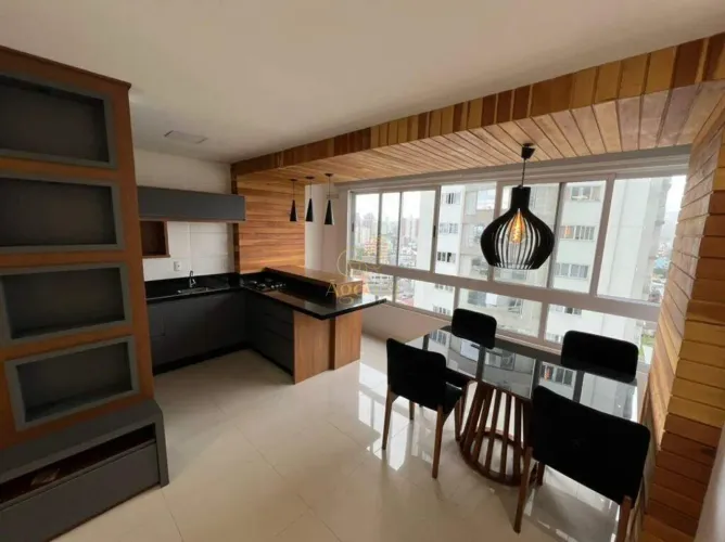Apartamento semimobiliado no centro de Itajaí, 2 suítes, clube completo e 1 vaga de garage