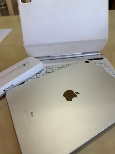 iPad 10ª Geração 64GB + Apple Pencil + Magic Keyboard