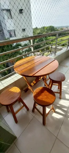 Mesa redonda de madeira dobrável