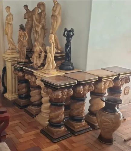Estátuas e pedestais em gesso pintado. Estilo Grego. 